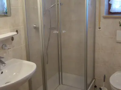 Bad mit Dusche und WC1