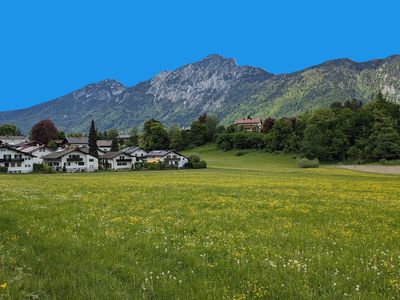 Blick auf Bayerisch Gmain im Hintergrund der Staufen