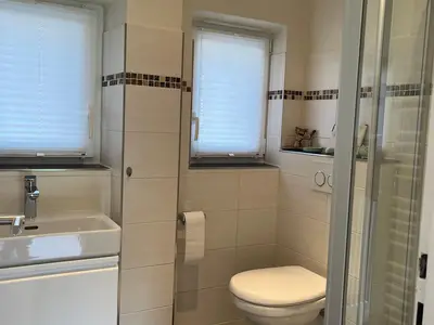 Bad mit Dusche und Toilette