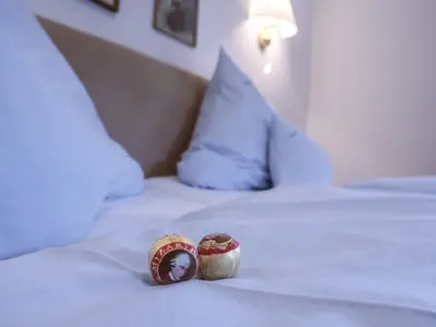 Bett mit Mozartkugeln