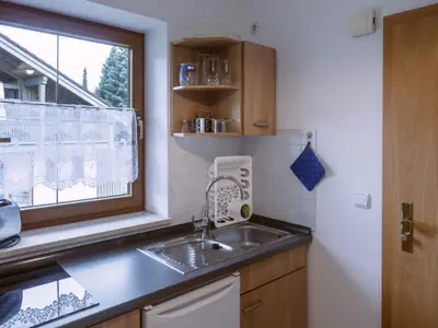 Küchenzeile mit Tür und Fenster