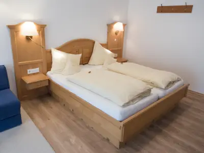 Bett mit Nachttischlampen