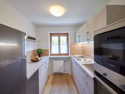 Küche mit Blick zum Fenster