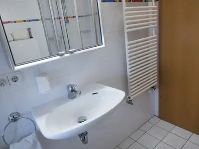 Waschbecken mit Spiwgelschrank