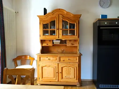 Küche mit Backofen und Kühlschrank