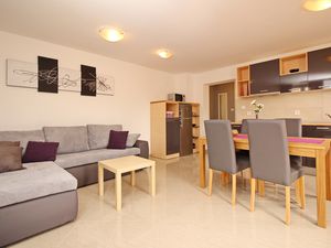 23109361-Ferienwohnung-3-Baška-300x225-2