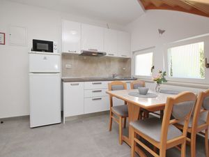 23933663-Ferienwohnung-4-Baška-300x225-5