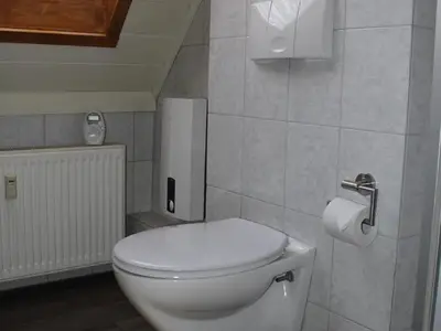 Badezimmer mit Dusche und WC