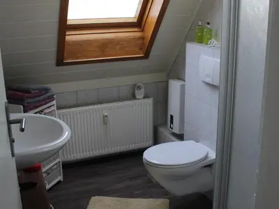 Badezimmer mit Dusche und WC