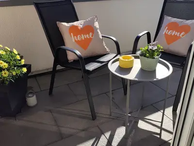 Schöner, heller Balkon mit Sitzgarnitur direkt am Wohnzimmer