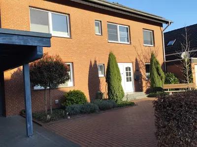 Außenansicht und Eingangstür der Feriewnohnung