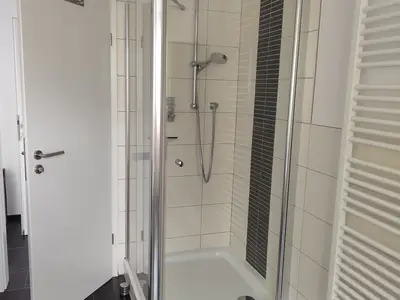 helles Badezimmer mit Dusche