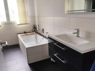 Tageslichtbad mit Badewanne und Dusche