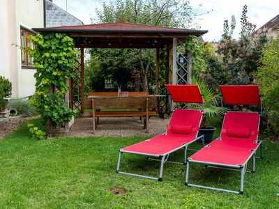 Gartenpavillon mit Sonnenliegen