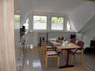 Wohnraum mit  Einbauküche