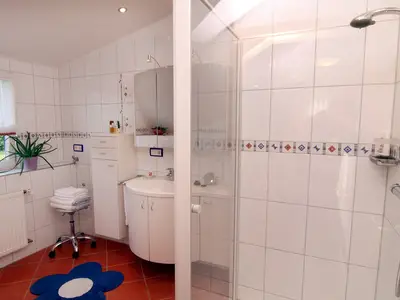 Badzimmer mit Waschbecken /Dusche/WC