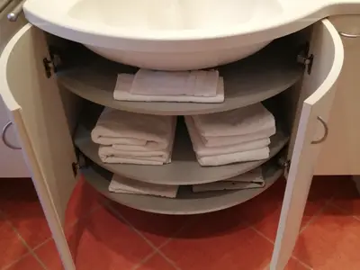 Waschbeckenunterschrank für Hand.- und Duschtücher