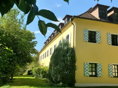 Außenansicht mit Gemeinschaftsgarten