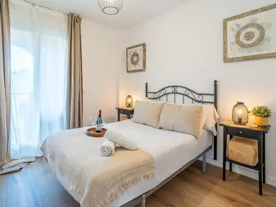 Erstes Schlafzimmer mit direkter Tür zur Terrasse.