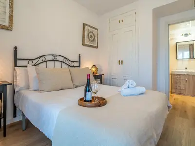Schlafzimmer mit eigenem Bad.