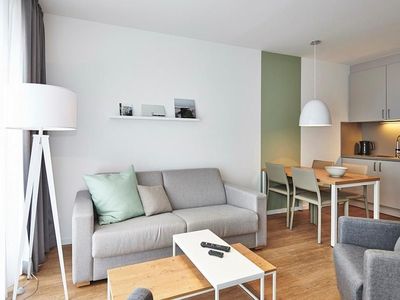 Wohn-Essbereich mit Couch und Küchenzeile