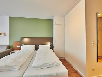 Wohn-Schlafbereich mit Doppelbett