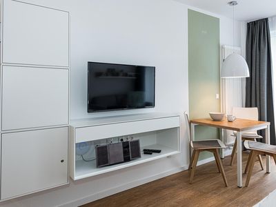 Wohn-Ess-Schlafbereich mit Esstisch und Flatscreen TV