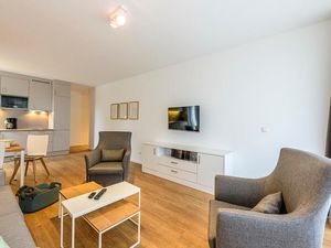 Wohn/Essbereich mit Sesseln, Couch, TV und Küchenzeile