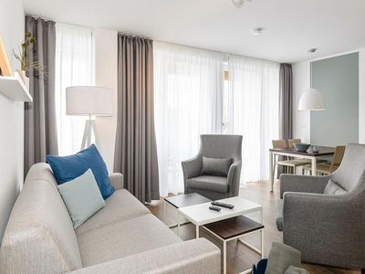 Wohn/Essbereich mit Couch, Sesseln, Esstisch und TV