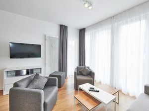 Wohnbereich mit Sofa, Couchtisch und Flatscreen