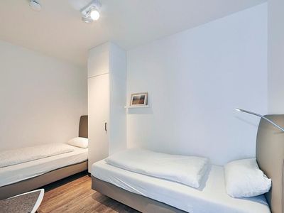 Schlafzimmer mit zwei Einzelbetten und Kleiderschrank