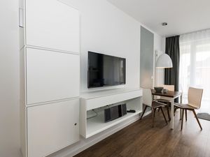 Wohn-Ess-Schlafbereich mit Esstisch und Flatscreen TV