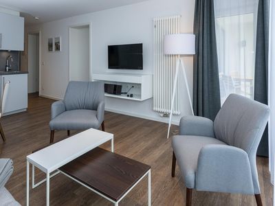 Wohn-Essbereich mit Couch, Sitzgelegenheit und Flatscreen TV