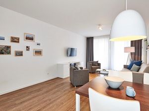 Wohnbereich mit Couch, Sesseln und Flatscreen-TV