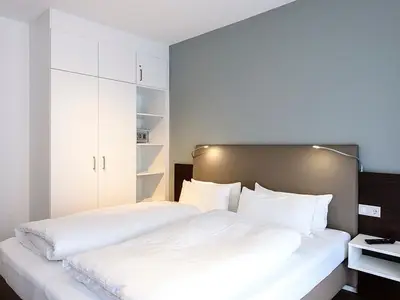 Schlafzimmer mit Doppelbett und Kleiderschrank