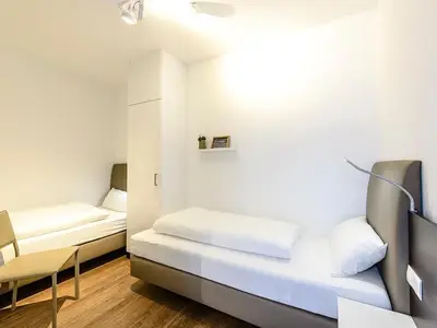 Schlafzimmer mit zwei Einzelbetten