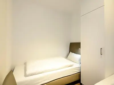 Schlafzimmer mit zwei Einzelbetten