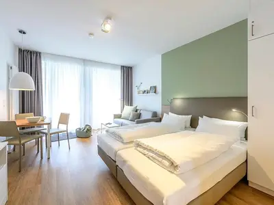 Wohn/Essbereich mit Doppelbett, Esstisch und Couch