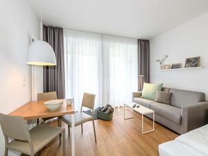 Wohn/Essbereich mit Couch und Esstisch