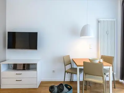 Wohn/Essbereich mit Esstisch und TV