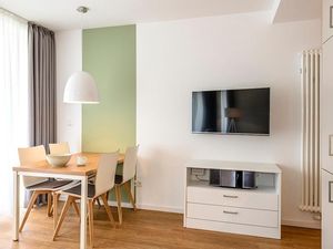 Wohn/Essbereich mit Küchenzeile und TV