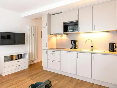 Wohn/Essbereich mit Küchenzeile und TV