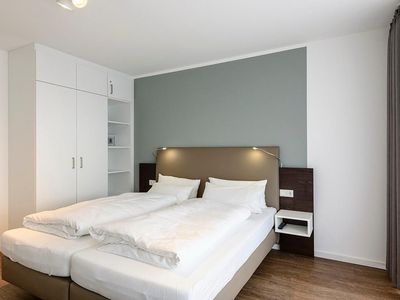 Schlafzimmer mit Doppelbett und Kleiderschrank