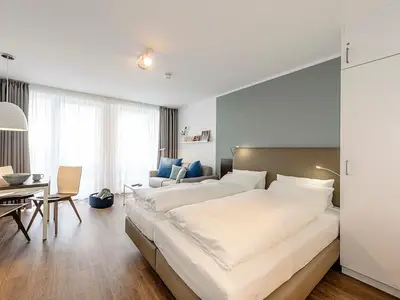 Wohn/Essbereich mit Doppelbett, Esstisch und Couch
