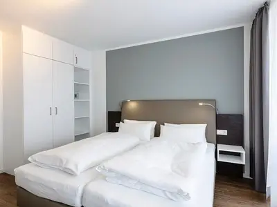 Schlafzimmer mit Doppelbett und Kleiderschrank