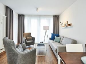 Wohn/Essbereich mit Sesseln, Esstisch und Couch