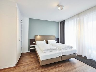 Schlafzimmer mit Doppelbett und Kleiderschrank