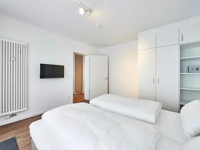 Schlafzimmer mit Doppelbett und Kleiderschrank