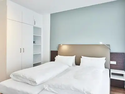 Schlafzimmer mit Doppelbett und Kleiderschrank