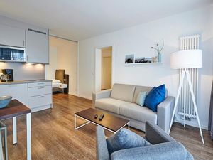 Wohn/Essbereich mit Sessel, Couch, Esstisch und Küchenzeile